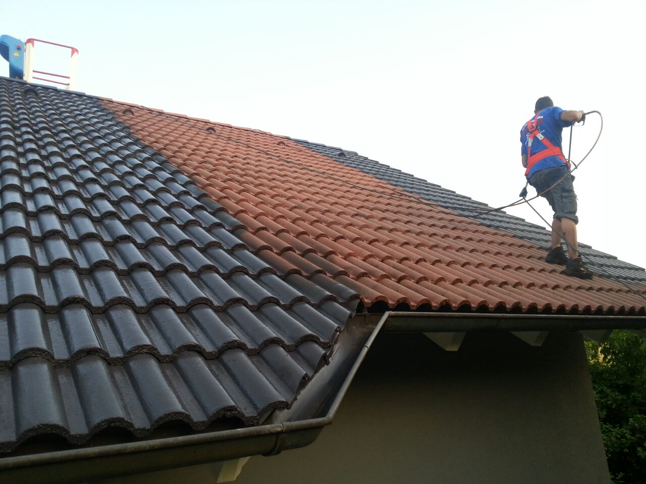 Dachbeschichtung durch aufsprhen von Farbe